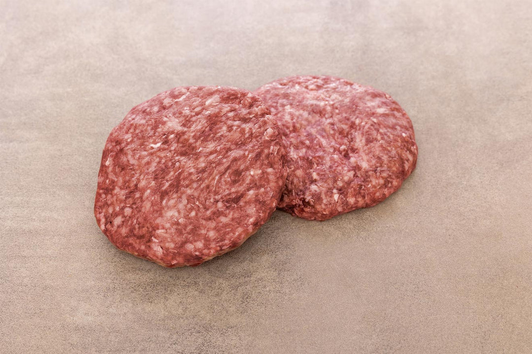 Zwei rohe Wagyu Burger Patties als Beispiel für hochwertige Rindfleisch-Patties