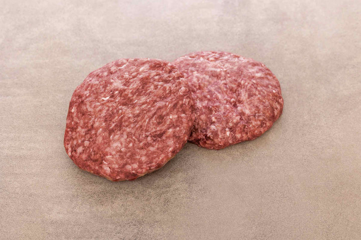 Zwei rohe Wagyu Burger Patties aus deutschem Wagyu-Rindfleisch von Gut Wagyu.