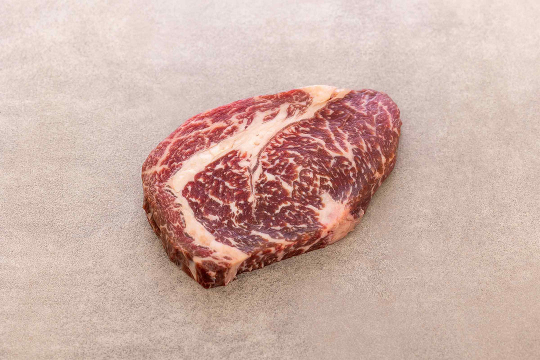 Rohes deutsches Wagyu Entrecôte aus 100 % Wagyu-Rindfleisch von Gut Wagyu mit feiner Marmorierung.