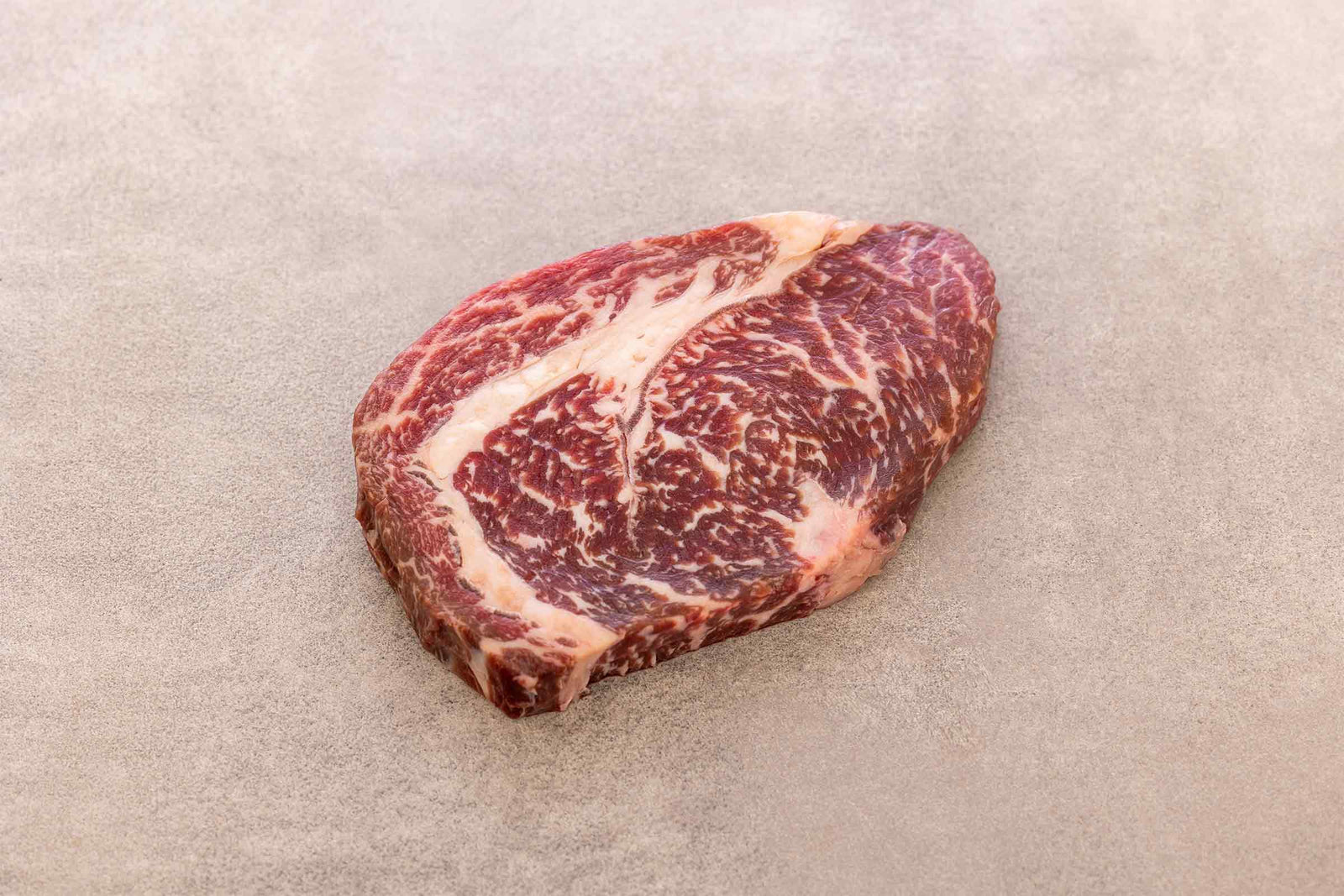 Rohes deutsches Wagyu Entrecôte aus 100 % Wagyu-Rindfleisch von Gut Wagyu mit feiner Marmorierung.