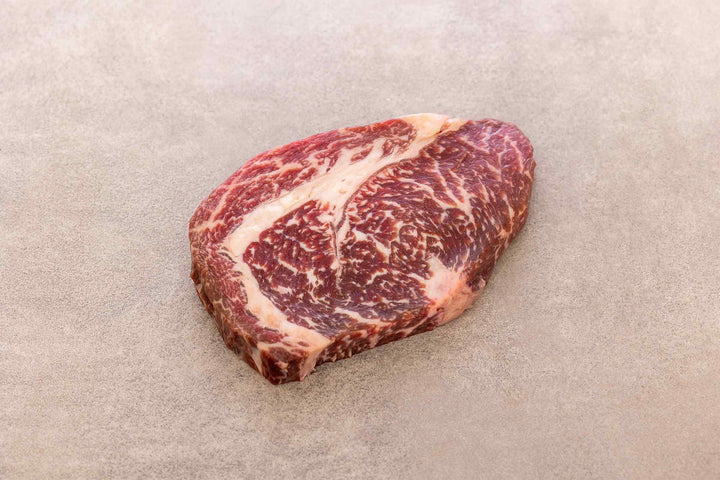 Rohes deutsches Wagyu Entrecôte aus 100 % Wagyu-Rindfleisch von Gut Wagyu mit feiner Marmorierung.