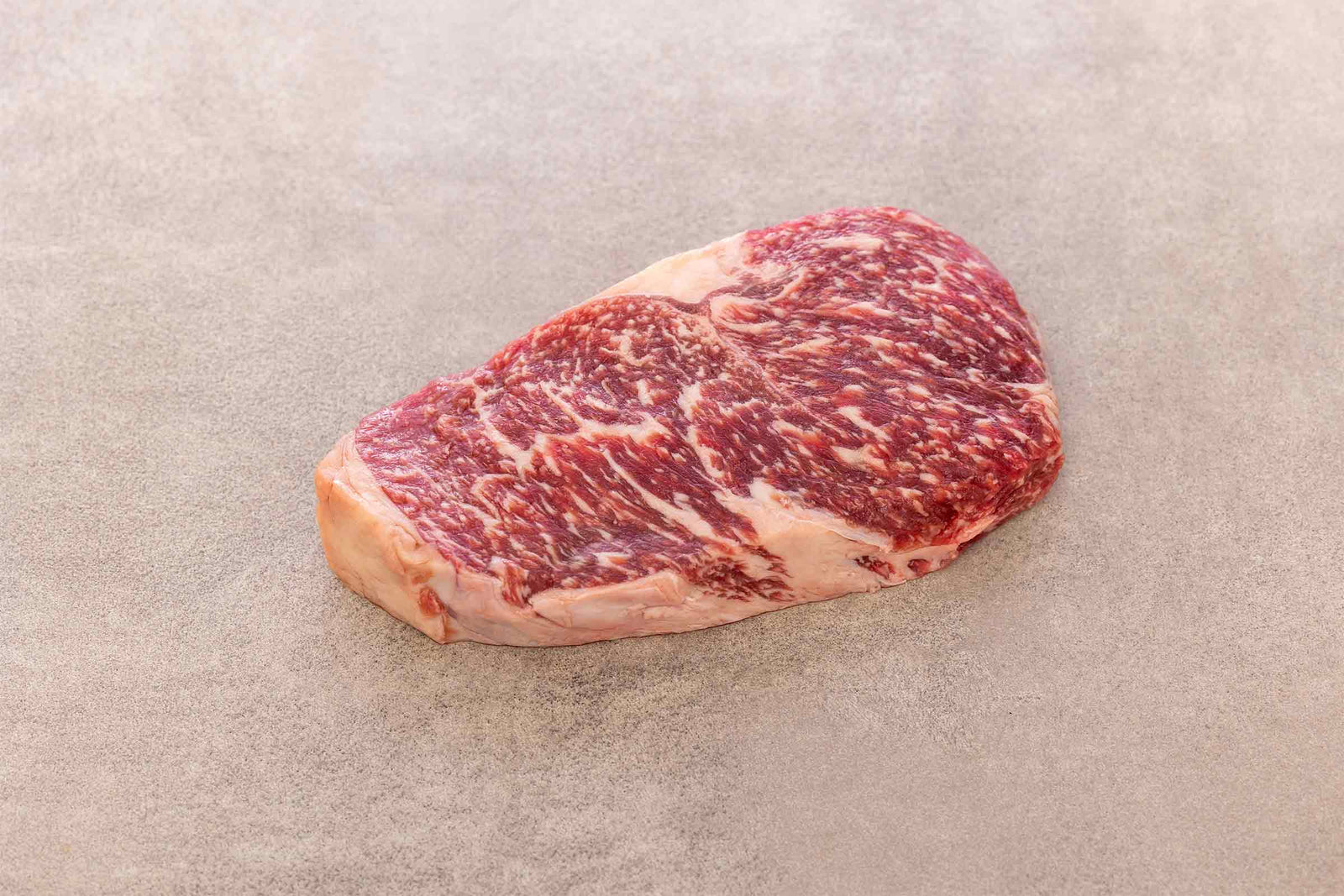 Rohes deutsches Wagyu Rumpsteak mit feiner Marmorierung aus 100 % Wagyu-Rindfleisch von Gut Wagyu.