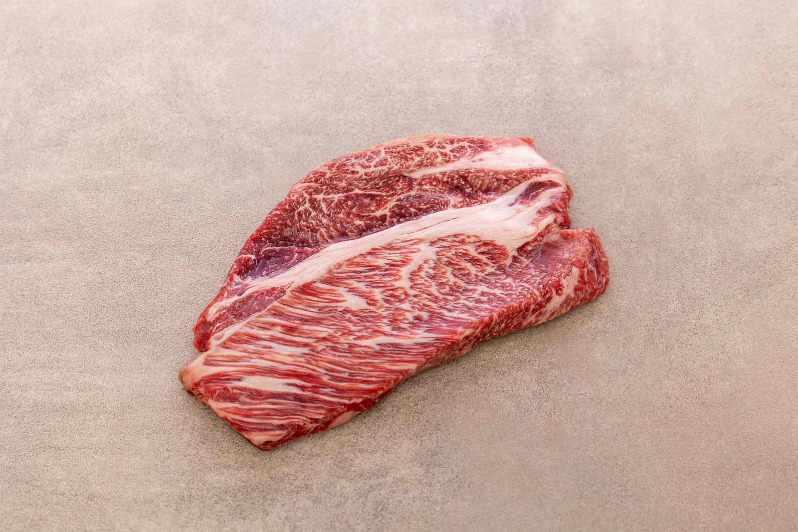 Rohes Prime Rib aus deutschem Wagyu-Rindfleisch von Gut Wagyu mit ausgeprägter Marmorierung.