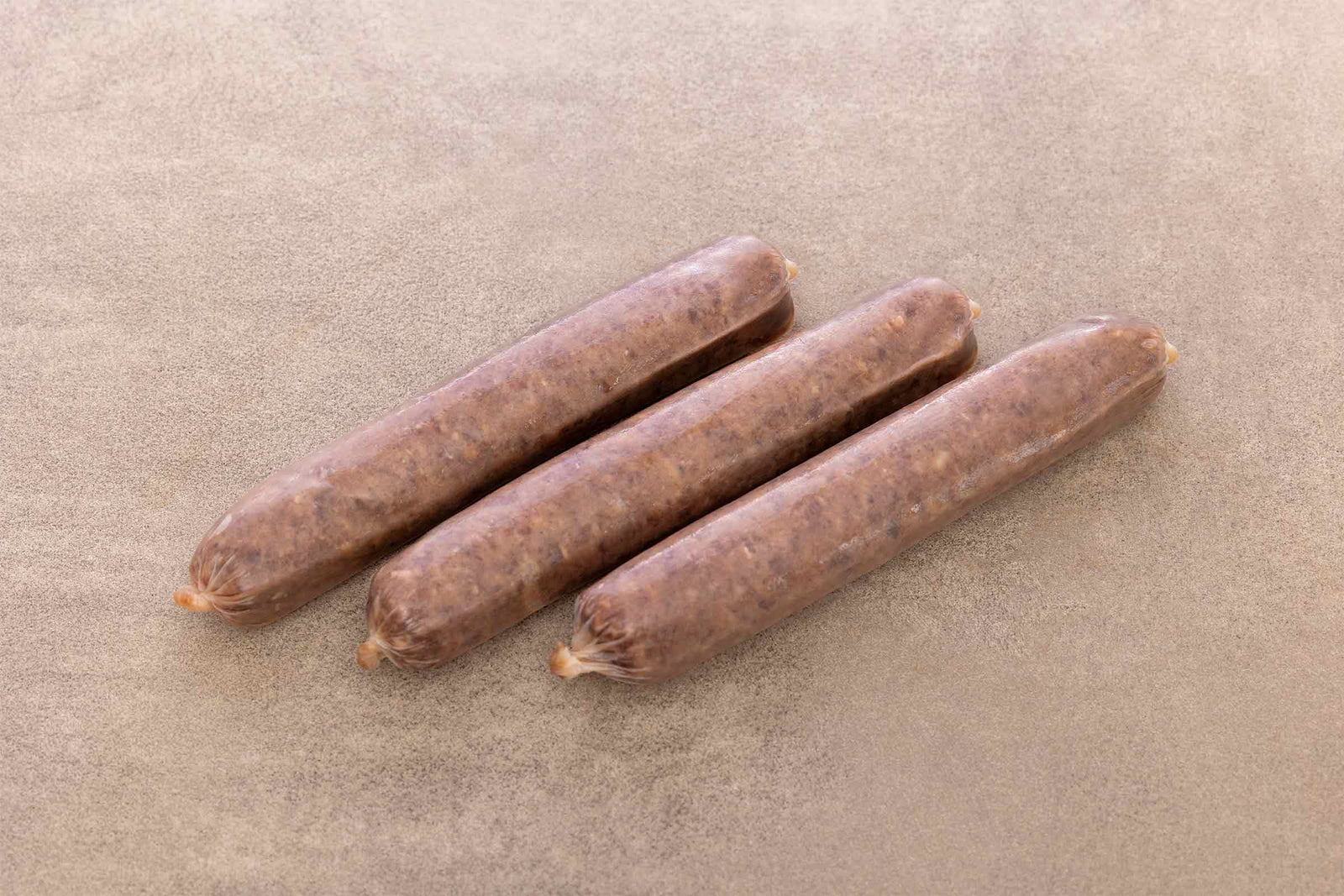 Drei rohe Wagyu Bratwürste aus deutschem Wagyu-Rindfleisch von Gut Wagyu.