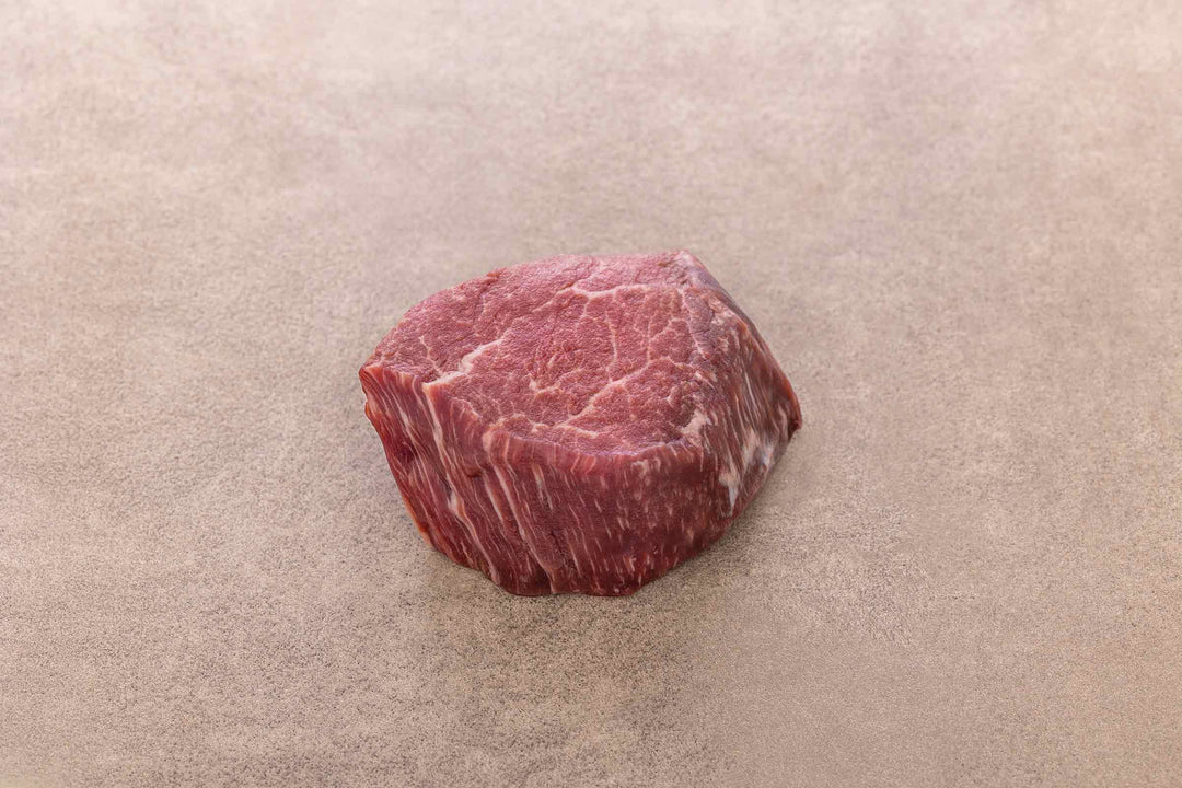 Rohes deutsches Wagyu Filet auf einem Holzbrett – Premium Wagyu Rinderfilet direkt vom Hof.