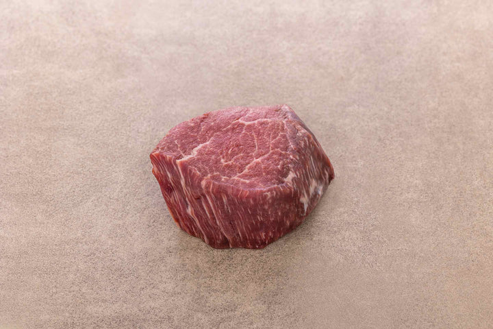 Rohes deutsches Wagyu Filet auf einem Holzbrett – Premium Wagyu Rinderfilet direkt vom Hof.