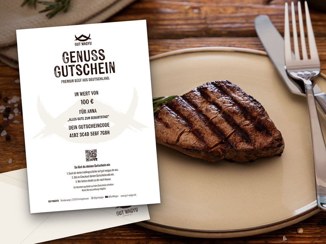 Gut Wagyu Genussgutschein ausgedruckt mit Umschlag neben einem Wagyu-Filet