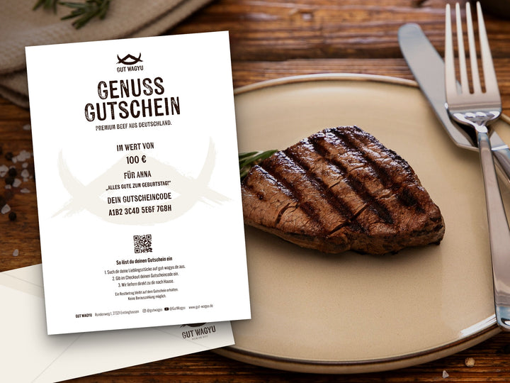 Gut Wagyu Genussgutschein ausgedruckt mit Umschlag neben einem Wagyu-Filet