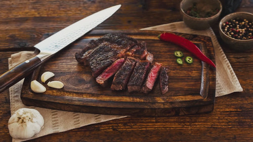 Zubereitung eines deutschen Wagyu Entrecôte von Gut Wagyu – hochwertiges Wagyu-Rindfleisch aus eigener Zucht wird gebraten und für den Genuss angerichtet.
