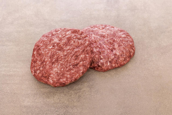 Zubereitete Wagyu Japanese Cuts aus dem Probierpaket von Gut Wagyu, gebraten und mit Sesam und Kräutern serviert.