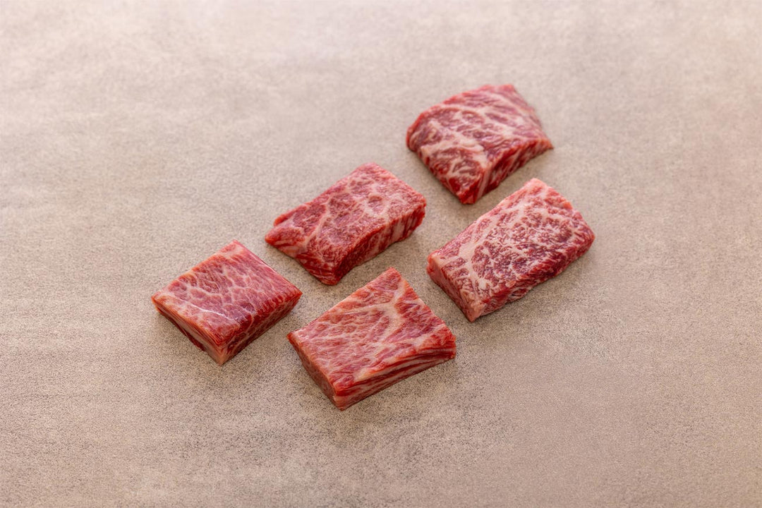 Fünf rohe, stark marmorierte Wagyu Japanese Cuts aus dem Probierpaket von Gut Wagyu.
