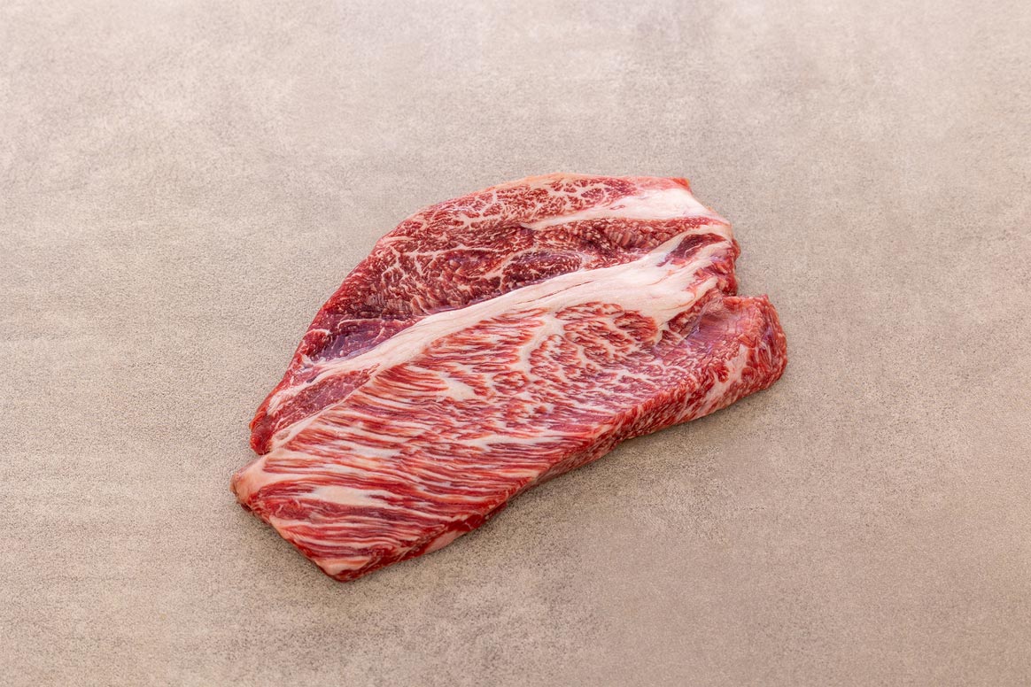 Rohes Wagyu Prime Rib mit starker Marmorierung aus dem Probierpaket von Gut Wagyu.