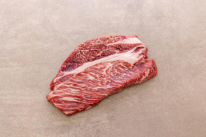 Rohes Wagyu Prime Rib mit starker Marmorierung aus dem Probierpaket von Gut Wagyu.